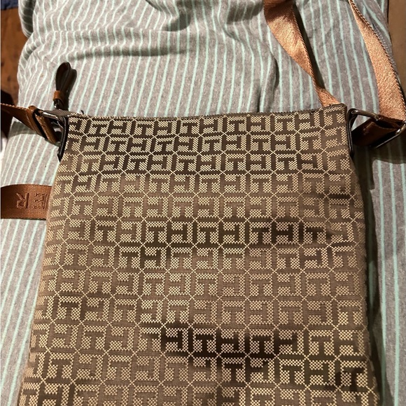 Tommy Hilfiger Crossbody with Matching Wallet - Picture 4 of 11